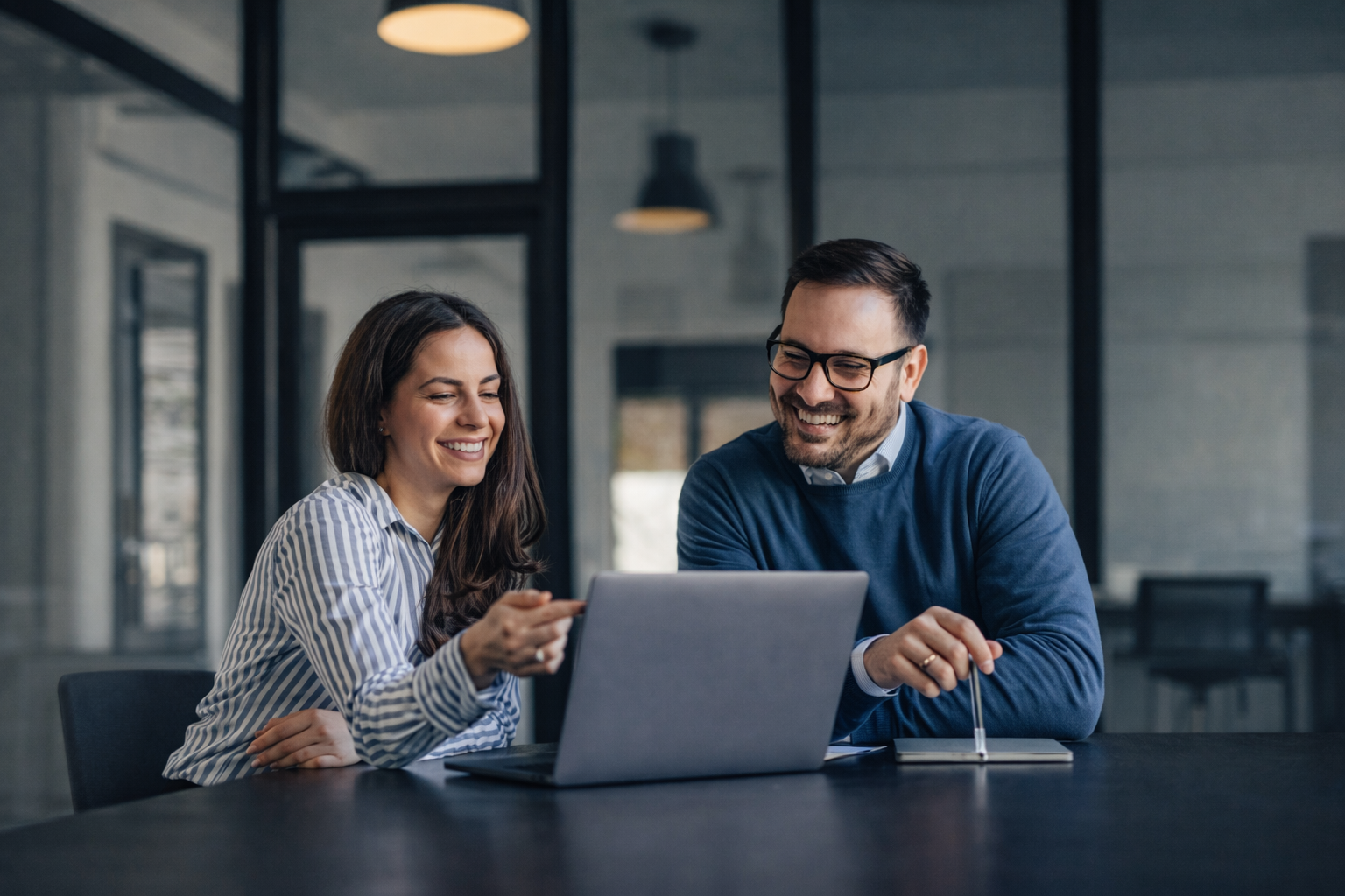 Profesionales trabajando juntos en un entorno empresarial